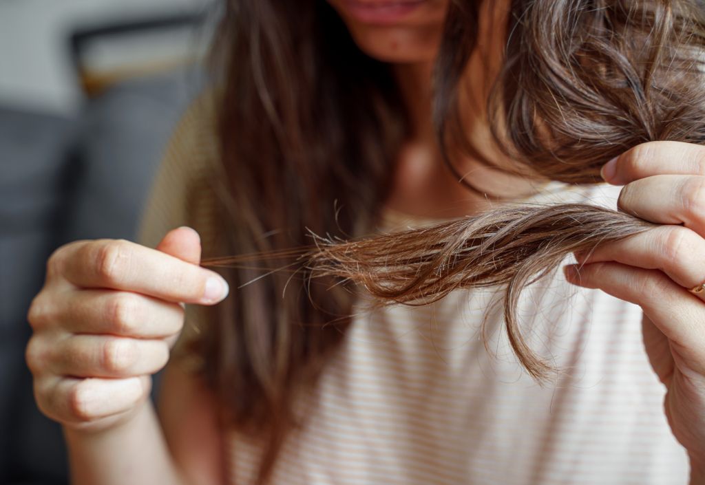 Comment prévenir et ralentir la perte de cheveux : conseils et astuces